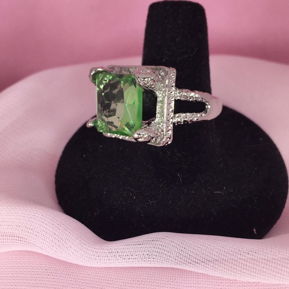 SILVER TONE RING WITH SQUARE GREEN GEMSTONE - Picture 5 of 7